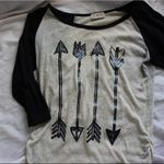 Free Kisses beige arrow baseball tee Photo 1