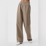 Alo Yoga Accolade Straight Leg Sweatpant in Gravel, Size X-Small Photo 3