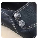 Clarks Ashland Alpine Black Button Bendable Leather Women’s Loafer 7M Photo 2