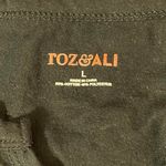 Roz & Ali Black V-Neck Top Size Large. Photo 4