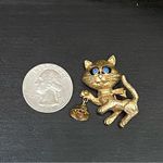 Vintage 70’s AVON Frisky Kitty Cat with Bell Blue Eyes Brooch Gold Photo 3