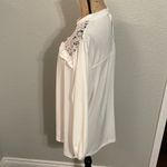 Massini Beautiful 𤩠white plus size top with embroidered lace neckline. EUC. Photo 5