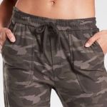 Athleta  camo farallón jogger size 6 Photo 4