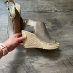 Kenneth Cole Heels Wedge Gold Size 6.5 Photo 3