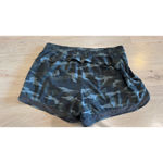 Athleta  PRINTED MESH RACER RUN SHORT 4” olive camo size large Photo 3