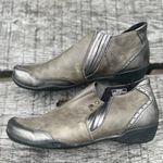 Taos Footwear embellished Gray/Green Ankle Booties Gray Size 9 Photo 4