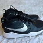 Nike Size 5.5Y Black  Gym Shoes Photo 7