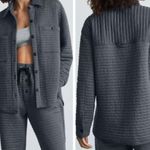 Everlane  The Organic Cotton Quilted Shirt Jacket in Gray Photo 9