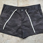 Vuori  Women’s Ripstop Short in Black Camo Size Medium VW364 Photo 0
