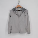 Vuori  Outdoor Trainer Shell Lightweight Windbreaker Running Jacket Light Gray S Photo 2