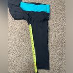 Lululemon  Water Bound Crops Black and Blue Tropics Size 4 Photo 14