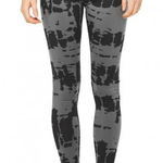 Alo Yoga  Airbrush Leggings in Tie Dye XS excellent condition black gray Photo 0