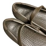 Crocs  Women's Comfort Loafers Shoes Size 6 Rubber Brown Photo 1