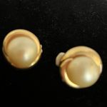 Vintae Ciner Cabachon Pearl Clip On Earrings Gold Signed Classic Glam Old Money Photo 3