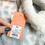 Colsie Women’s Medium Large Gray White Fuzzy Snowflake Winter Robe Headband Set Photo 7