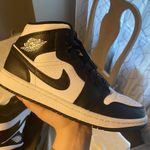 Nike Women’s Air Jordan 1 Mids Photo 0