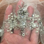 David's Bridal David’s Bridal Ivory Scalloped Edge Veil Photo 6