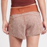 Athleta Run With It Printed 3.5" Shorts XS Cheetah Rust Orange Photo 7