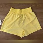 Vuori NWT  Villa shorts textured yellow size small Photo 5