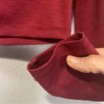 Beyond Yoga Heather Rib Frame Cropped pullover top in Red/Rosewood size small Photo 9