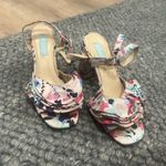 Betsey Johnson 4 Ruffle FLIRT Floral Blush Satin Block Heel Size 10 Photo 2