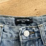 Pretty Little Thing Tall - Distressed Cut Out Knee Jeans in Light Wash Blue Photo 2
