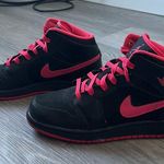 Air Jordan 1 Mid GS 'Black Fusion Red' Photo 3
