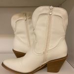 Amazon White Boots Photo 1