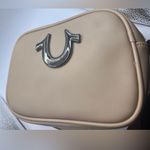 True Religion NWT  HORSESHOE LOGO CROSSBODY BAG W CHARM KEY FOB CAMEL Photo 3
