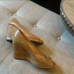 Prada Espadrilles Nude
Patent Leather Peep-Toe Woven Wood Wedge Pump 3KZ045 36.5 Photo 6