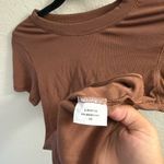 Vuori  Pose Fitted Tee Brown Ribbed Size XS Athletic Athleisure Loungewear Fall Photo 3