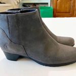 Abeo Melanie 5” Gray Suede Ankle Boots Side Zip Women’s Size 7.5 Winter Boot EUC Photo 4