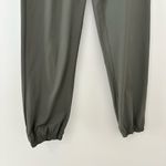Vuori  Women’s Miles Jogger Pants in Oregano Olive Green Size XXS Retail $118 Photo 5