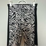 Nike ⭐️ black and white abstract pattern athletic leggings size medium Photo 1