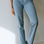 Abercrombie & Fitch  Curve Love Mid-Rise 90s Straight Jean | Sz 27R | Medium Wash Photo 0