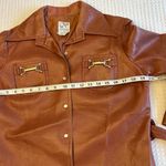 VINTAGE Brown Faux Leather Belted Shirt Jacket Size SMALL MEDIUM Pearl Snap 70s Photo 10