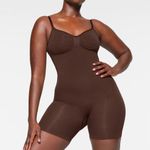 SKIMS  Seamless Sculpt Mid Thigh Bodysuit in Espresso Brown NIB Photo 0