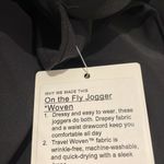 Lululemon NWT  black on the fly jogger woven us 2 crepey fabric Photo 1