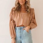 Storia 🌺 COLD SHOULDER CROPPED BEIGE BLOUSE SIZE MEDIUM🌺 Photo 0
