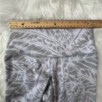 Alo Yoga ALO Size XXS Yoga White Leaf Pattern Leggings Photo 6