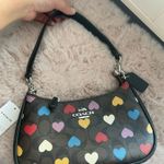 Coach teri shoulder bag in signature canvas with heart print Photo 6