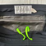 Under Armour women M compression heatgear pull on capris leggings black Photo 3