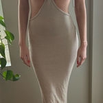 Elegant Beige Cut Photo 0