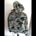 Forever 21  green faux fur camo‎ crop hooded sweater small Photo 7