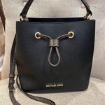Michael Kors Suri Medium Bucket Handbag Crossbody Photo 0
