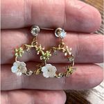 Rhinestone Flower & Bee Earrings Green Photo 2