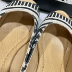 CL by Laundry  DAYSIE MULE PEEP TOE RAFFIA WEDGE HEELS. Photo 3