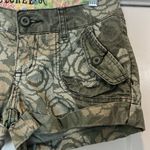 Decree  Women's Olive Patterned Cargo Shorts size 7. Photo 1