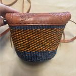Woven Blue & Brown Crossbody Bucket Bag Leather Patterned Top Closure Straps Photo 3
