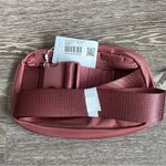 Lululemon  EVERYWHERE BELT BAG in BRIER ROSE. Photo 2